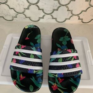 ADILETTE SLIDES ; floral